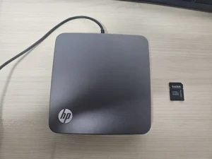 HP 외장 DVD 드라이브와 microSD 카드를 함께 확인한 사진